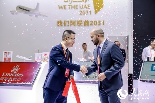 9月3日，阿聯(lián)酋駐華大使館臨時(shí)代辦、副館長(zhǎng)哈利德·沙赫參贊與中國(guó)貿(mào)促會(huì)聯(lián)絡(luò)部二級(jí)巡視員楊曉軍揭幕阿聯(lián)酋國(guó)家館。圖片由阿聯(lián)酋駐華大使館提供