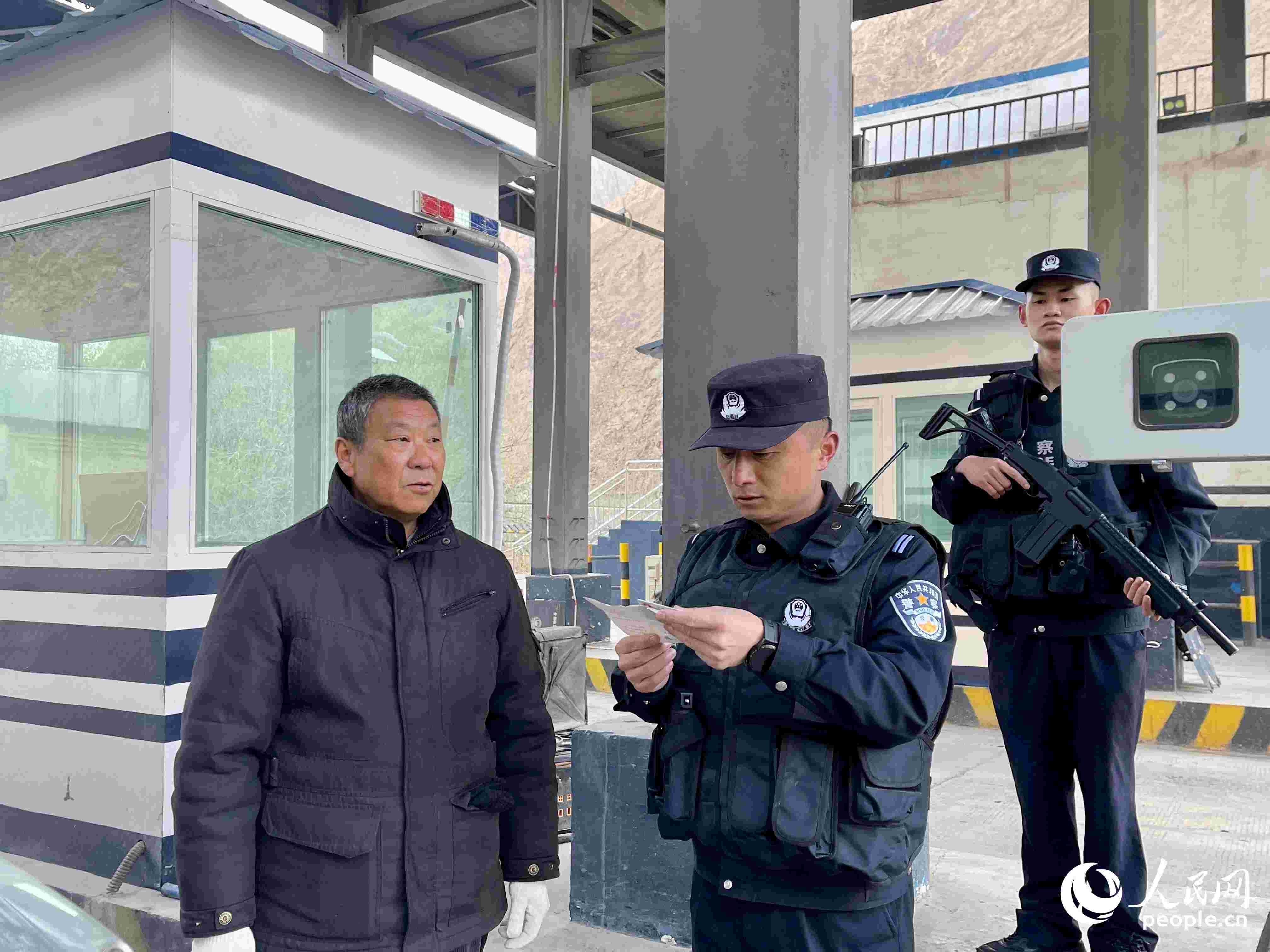 2023年5月10日，在庫(kù)地邊境檢查站，陳暢核對(duì)進(jìn)出邊境管理區(qū)人員信息。人民網(wǎng) 周靜圓攝