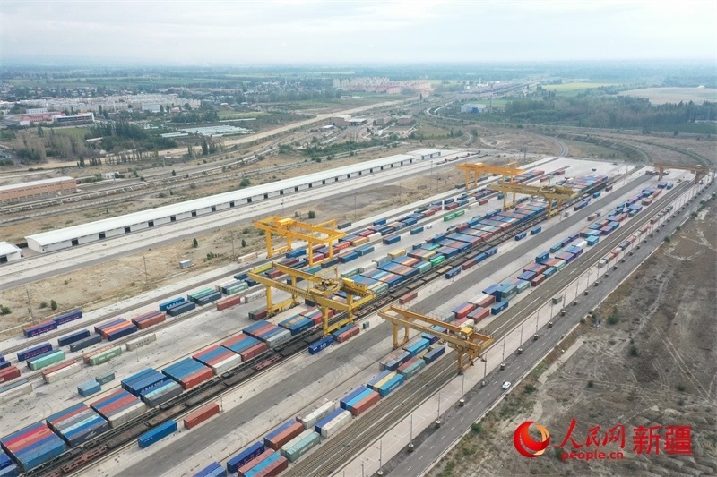 8月8日，在霍爾果斯口岸換裝廠區(qū)，工人正在進(jìn)行吊箱作業(yè)。 人民網(wǎng)記者 張力洋攝