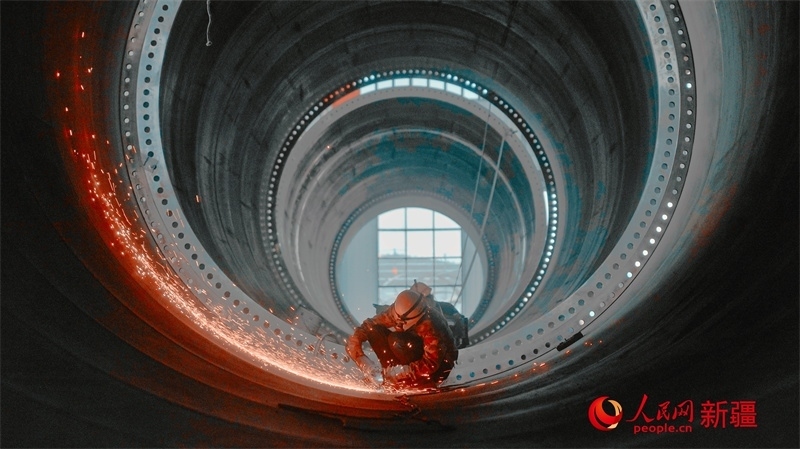 中國(guó)水利水電四局（塔城）裝備制造基地，工人們正在開展作業(yè)。 人民網(wǎng) 李欣洋攝