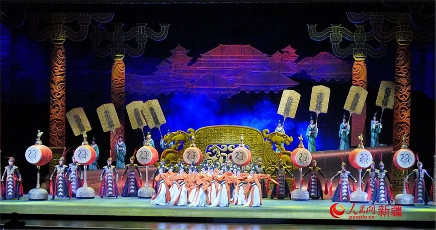 第六屆中國(guó)新疆國(guó)際民族舞蹈節(jié)開幕式上演出的歷史題材舞劇《張騫》。 人民網(wǎng) 李欣洋攝