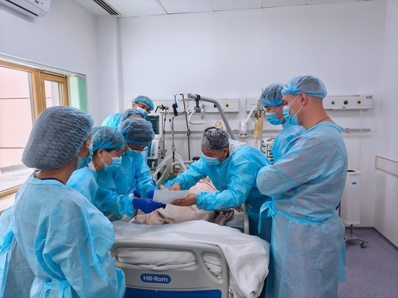 中哈專家團(tuán)隊(duì)完成哈國(guó)首例離體肝切和自體肝移植術(shù)。 新疆醫(yī)科大學(xué)第一附屬醫(yī)院供圖