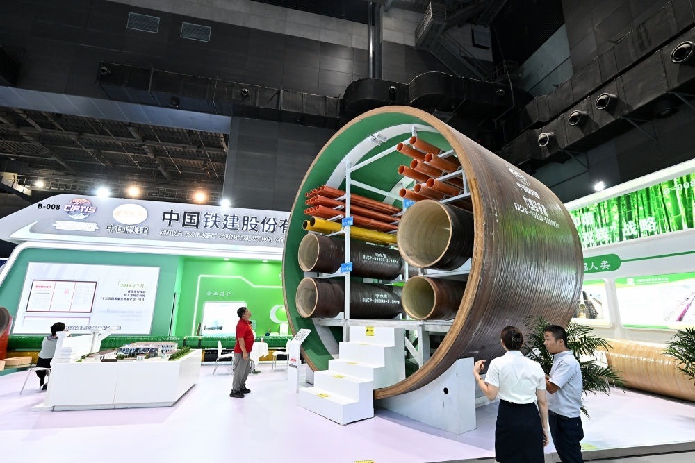 9月2日，在國(guó)家體育館舉行的服貿(mào)會(huì)環(huán)境服務(wù)專題展上，客商在中國(guó)鐵建展位竹纏繞管廊旁了解信息。新華社記者 李鑫 攝