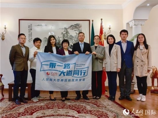 胡長春大使、駐非盟使團(tuán)工作人員與人民網(wǎng)記者合影。