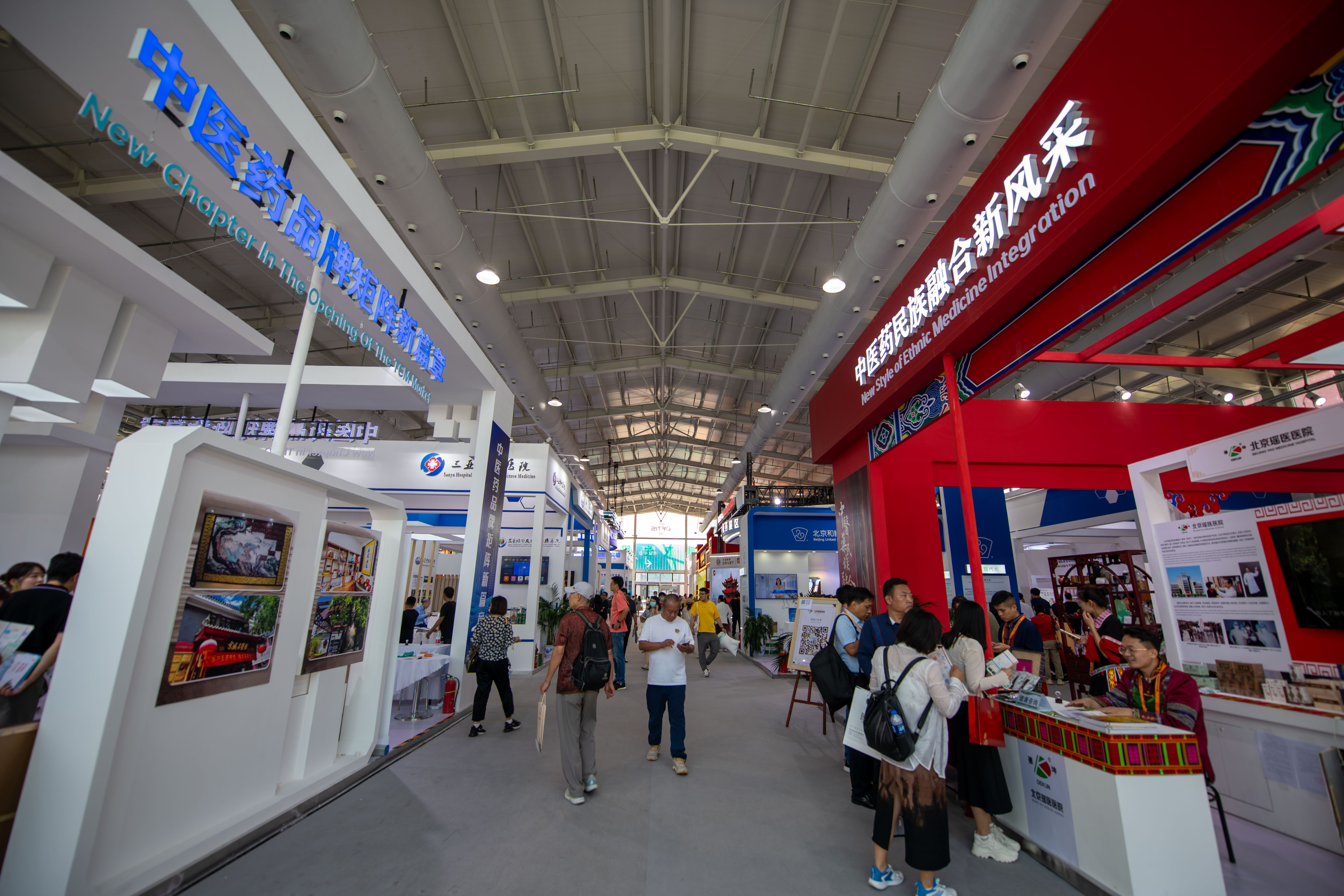 在位于首鋼園的健康衛(wèi)生服務(wù)展區(qū)，觀眾正在參觀。人民網(wǎng)記者 翁奇羽攝