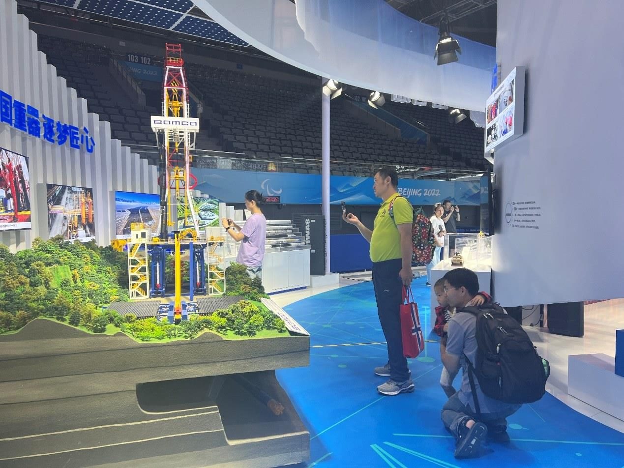 觀展群眾在國(guó)家體育館環(huán)境服務(wù)展區(qū)。人民網(wǎng) 歐陽易佳攝