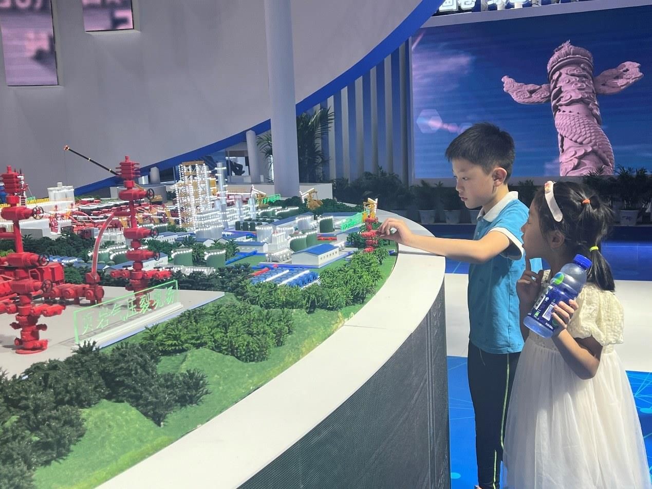 小朋友正在觀看展覽模型。人民網(wǎng) 歐陽易佳攝