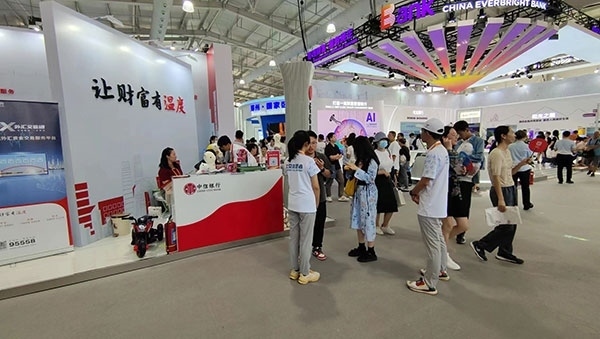 在銀行展臺(tái)，“溫度”成為了高頻詞匯。人民網(wǎng)記者 李彤?dāng)z