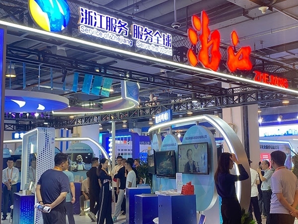 在浙江省交易團(tuán)展區(qū)，數(shù)字支付技術(shù)吸引了觀展群眾的目光。人民網(wǎng)記者 李彤?dāng)z