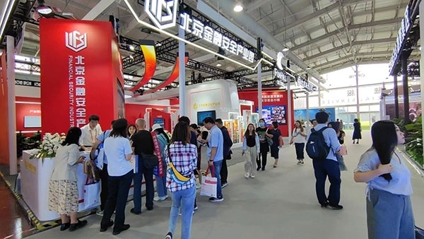 金融安全、投資者教育是金融服務(wù)展區(qū)知識(shí)科普的重要展示環(huán)節(jié)。人民網(wǎng)記者 李彤?dāng)z