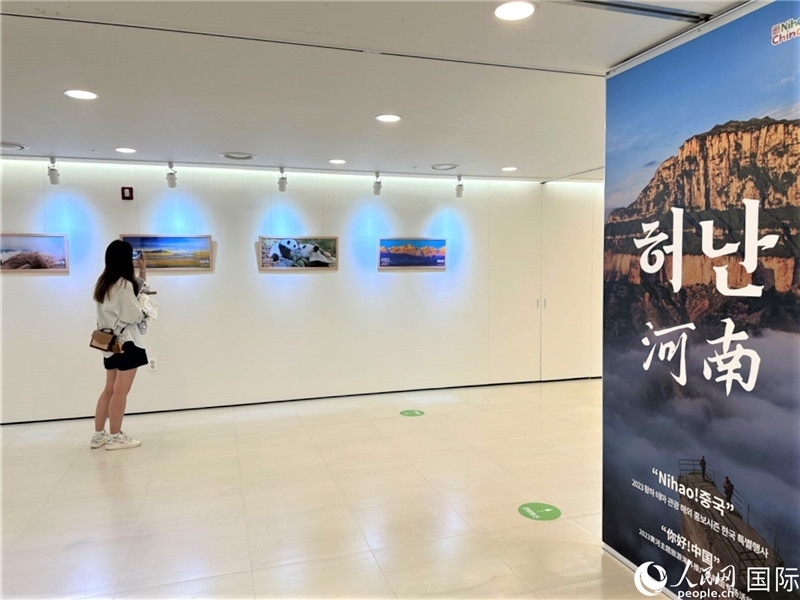 2.民眾參觀“看九曲黃河 聽(tīng)華夏故事”主題展。人民網(wǎng)記者 馬菲攝