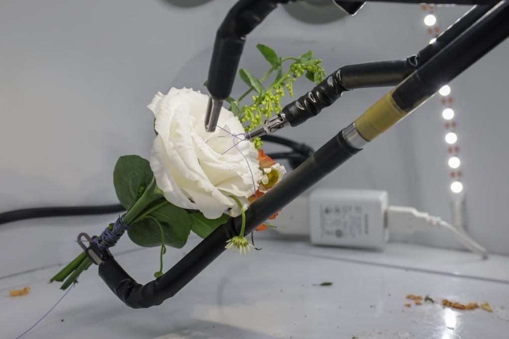 9月4日，在服貿(mào)會首鋼園區(qū)北京友誼醫(yī)院展臺，圖邁單臂腔鏡手術(shù)機器人用手術(shù)線打結(jié)。新華社記者 張玉薇 攝