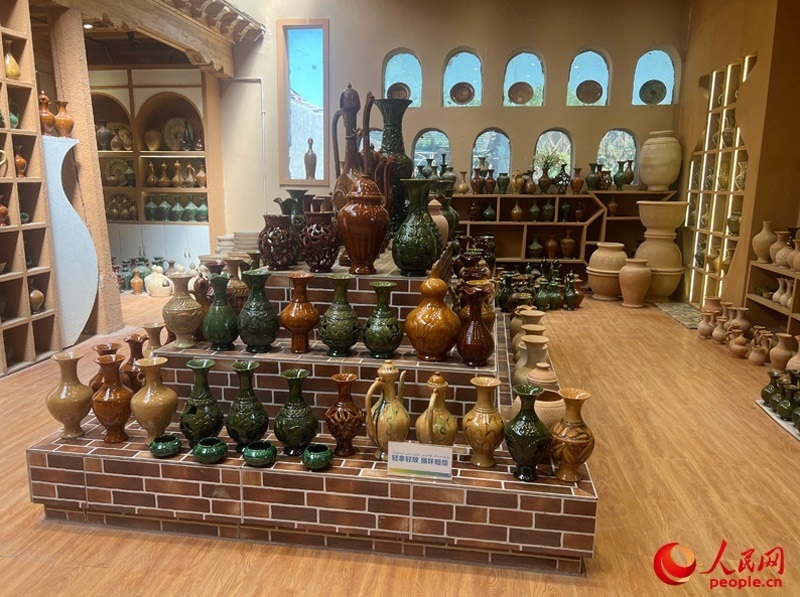 土陶展覽館內(nèi)展示的精美土陶制品。人民網(wǎng)記者 常雪梅攝