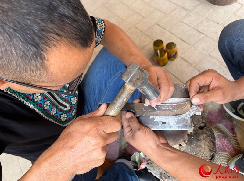 手工制作英吉沙小刀。人民網(wǎng)記者 常雪梅攝