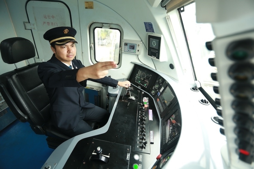 發(fā)車前，仲俊斕確認儀表、指示燈狀態(tài)正常。成都機務(wù)段供圖