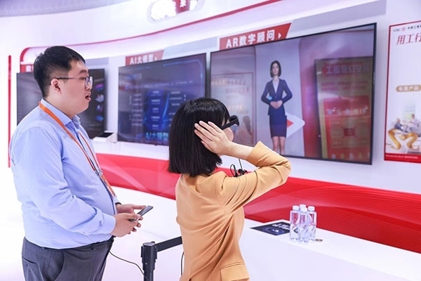 在工商銀行展臺，數(shù)字員工“工曉伴”與觀展游客互動。受訪者供圖