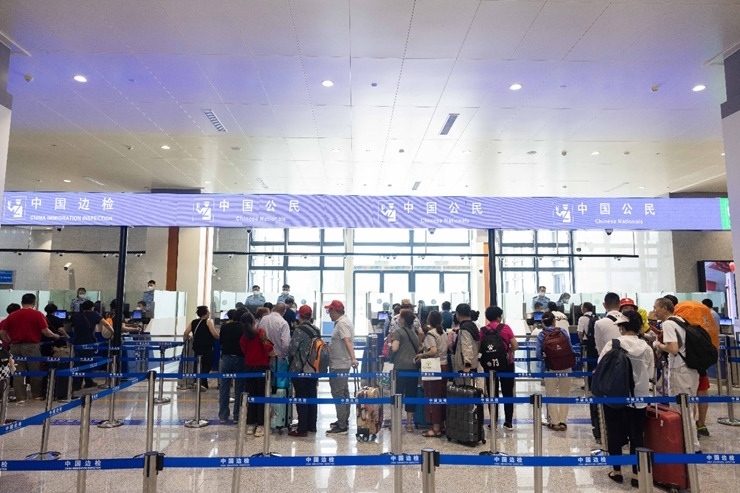 乘坐中老鐵路國(guó)際旅客列車的旅客在磨憨邊檢大廳排隊(duì)候檢。黃遠(yuǎn)飛 攝