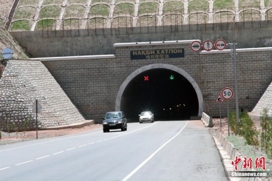 連接塔吉克斯坦南北的重要隧道之一哈特隆隧道由中國路橋承建，是塔國南北公路交通的重要干線道路，對促進塔吉克斯坦南北交流和國民經(jīng)濟發(fā)展具有重要意義。田冰攝