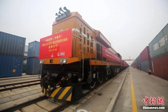 2021年7月5日，中國—上海合作組織地方經(jīng)貿(mào)合作示范區(qū)（簡稱“上合示范區(qū)”）前往塔吉克斯坦首都杜尚別的首班中歐班列（齊魯號）“上合快線”發(fā)出，從上合示范區(qū)青島多式聯(lián)運中心啟程，為中國及日本、韓國等周邊國家和地區(qū)與塔吉克斯坦經(jīng)貿(mào)往來提供了全新的物流解決方案。胡耀杰 攝