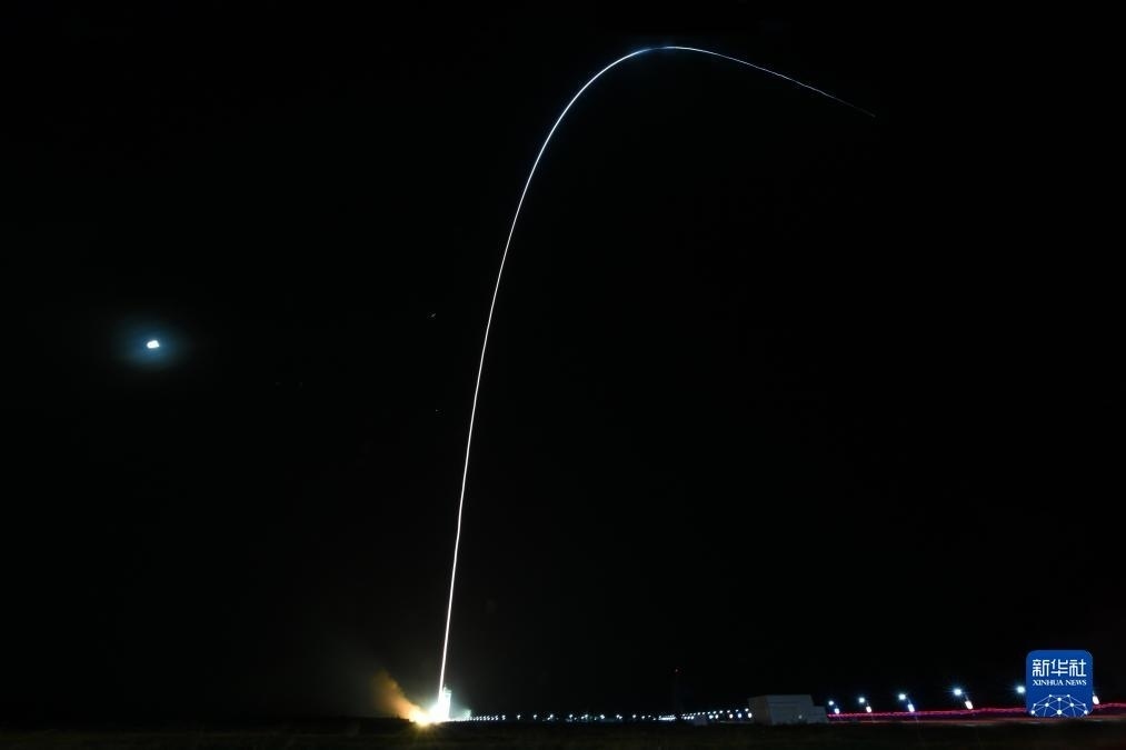 9月7日02時(shí)14分，我國(guó)在酒泉衛(wèi)星發(fā)射中心使用長(zhǎng)征四號(hào)丙運(yùn)載火箭，成功將遙感三十三號(hào)03星發(fā)射升空，衛(wèi)星順利進(jìn)入預(yù)定軌道，發(fā)射任務(wù)獲得圓滿成功。新華社發(fā)（汪江波 攝）