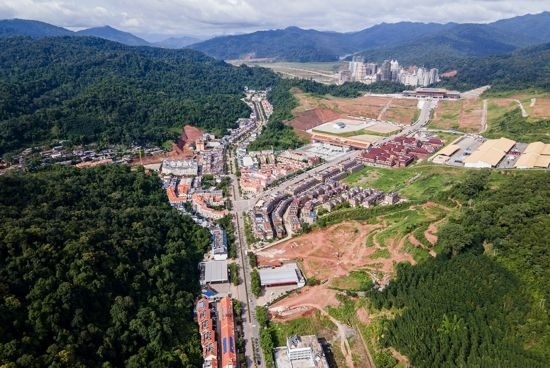 磨憨口岸俯瞰，右前方高層白色建筑群為老撾境內(nèi)。人民網(wǎng)記者 符皓攝