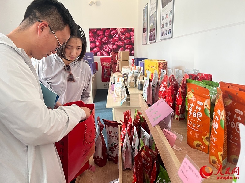 消費者在選購產(chǎn)品。人民網(wǎng)記者 常雪梅攝