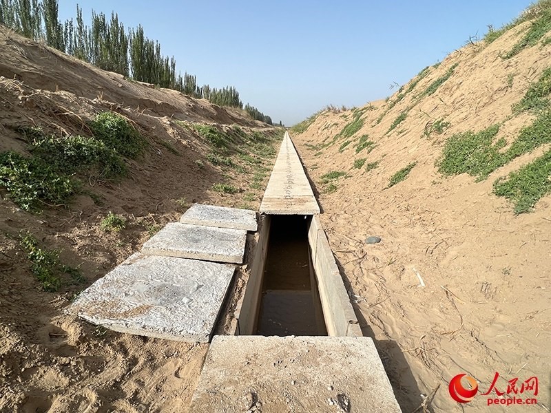 打開蓋板，可見水在寬一米、深一米的渠道內(nèi)暢通流過。人民網(wǎng)記者 常雪梅攝