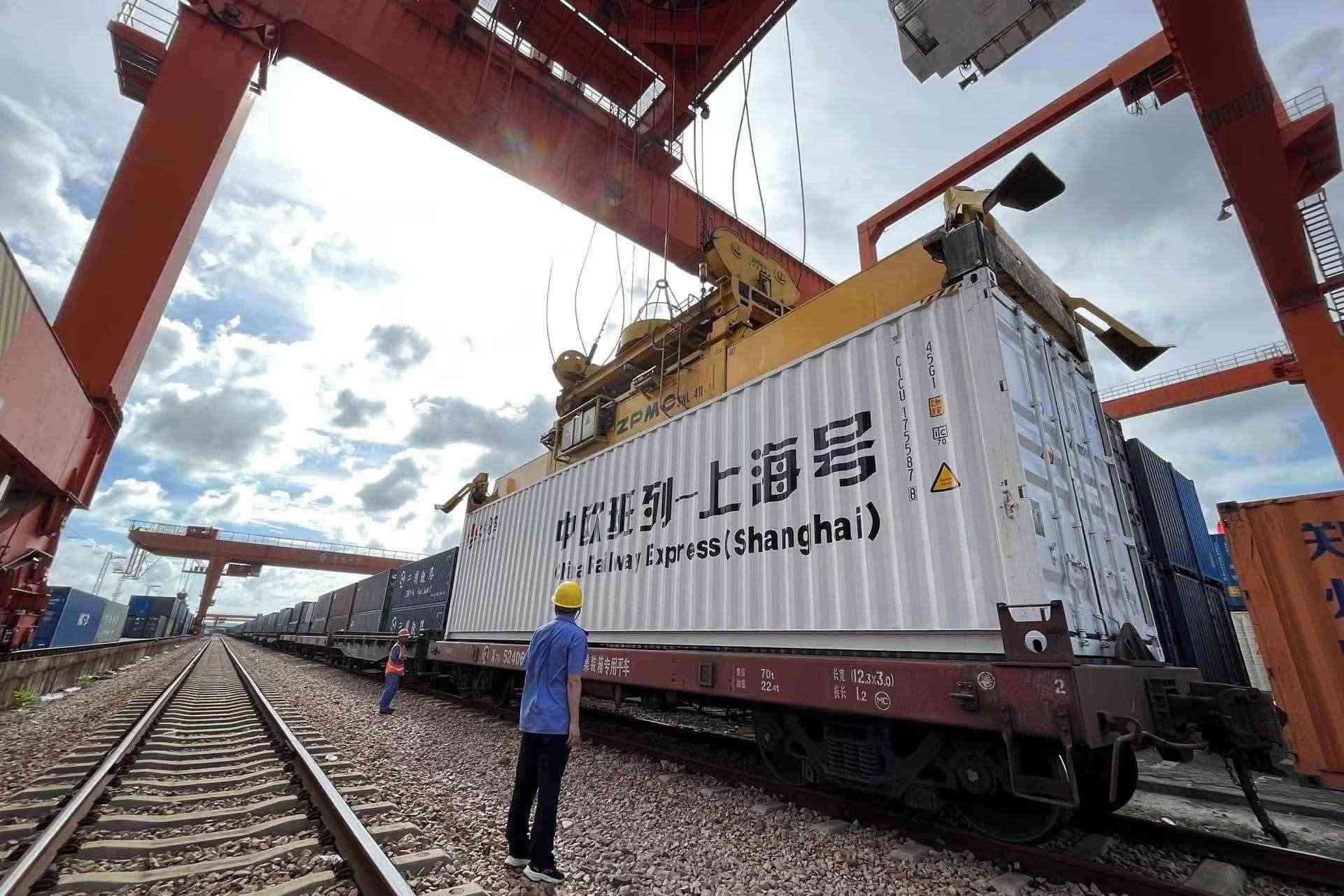 鐵路上海貨運中心閔行站貨場內(nèi)，吊機在貨運員的監(jiān)裝下進行裝車落箱作業(yè)。人民網(wǎng) 皇甫萬里攝