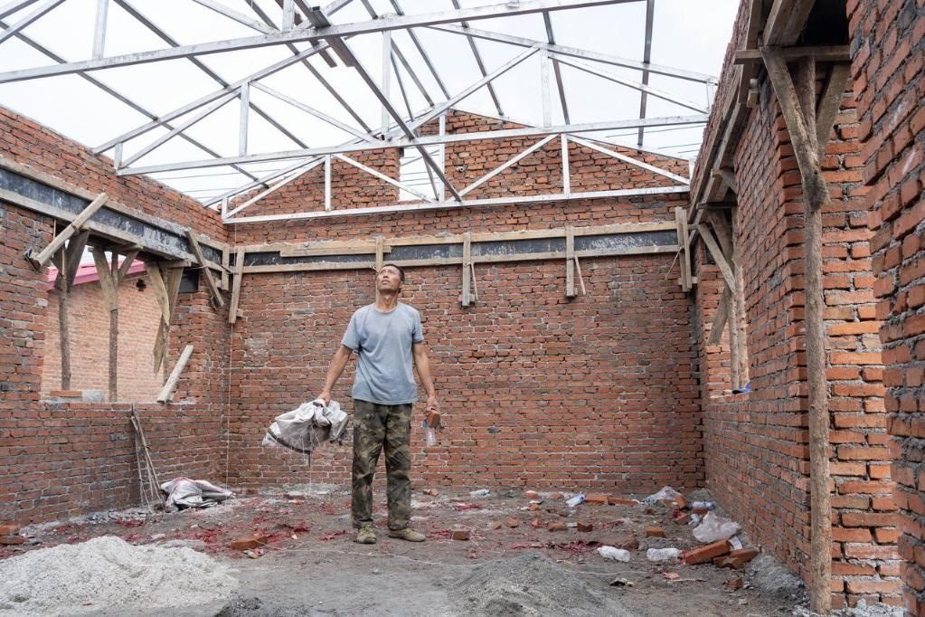 近日，在黑龍江省尚志市老街基鄉(xiāng)基豐村，村民劉環(huán)茂查看新建的房屋。新華社記者 謝劍飛 攝