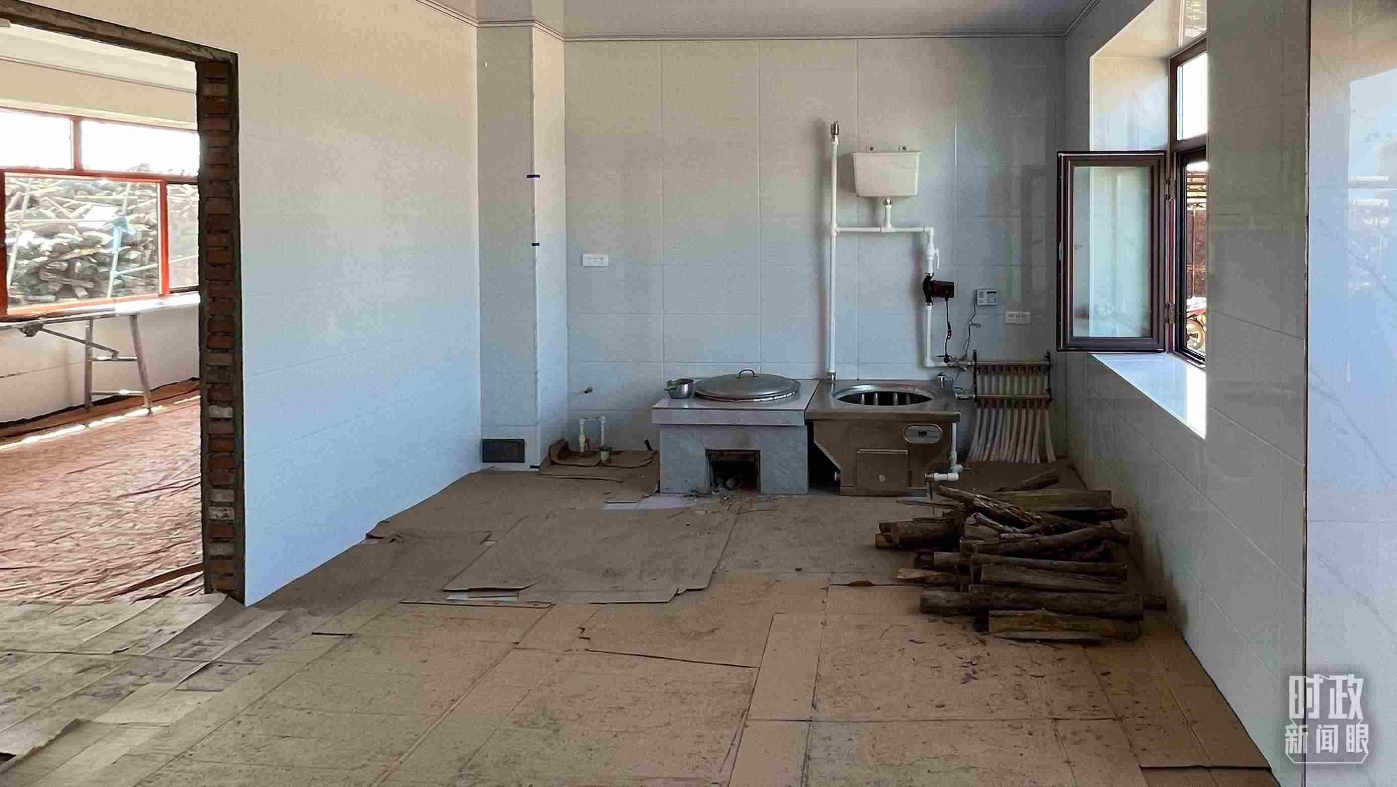 △龍王廟村內(nèi)，受災(zāi)房屋內(nèi)部正在進(jìn)行翻修。（總臺(tái)央視記者邢彬拍攝）