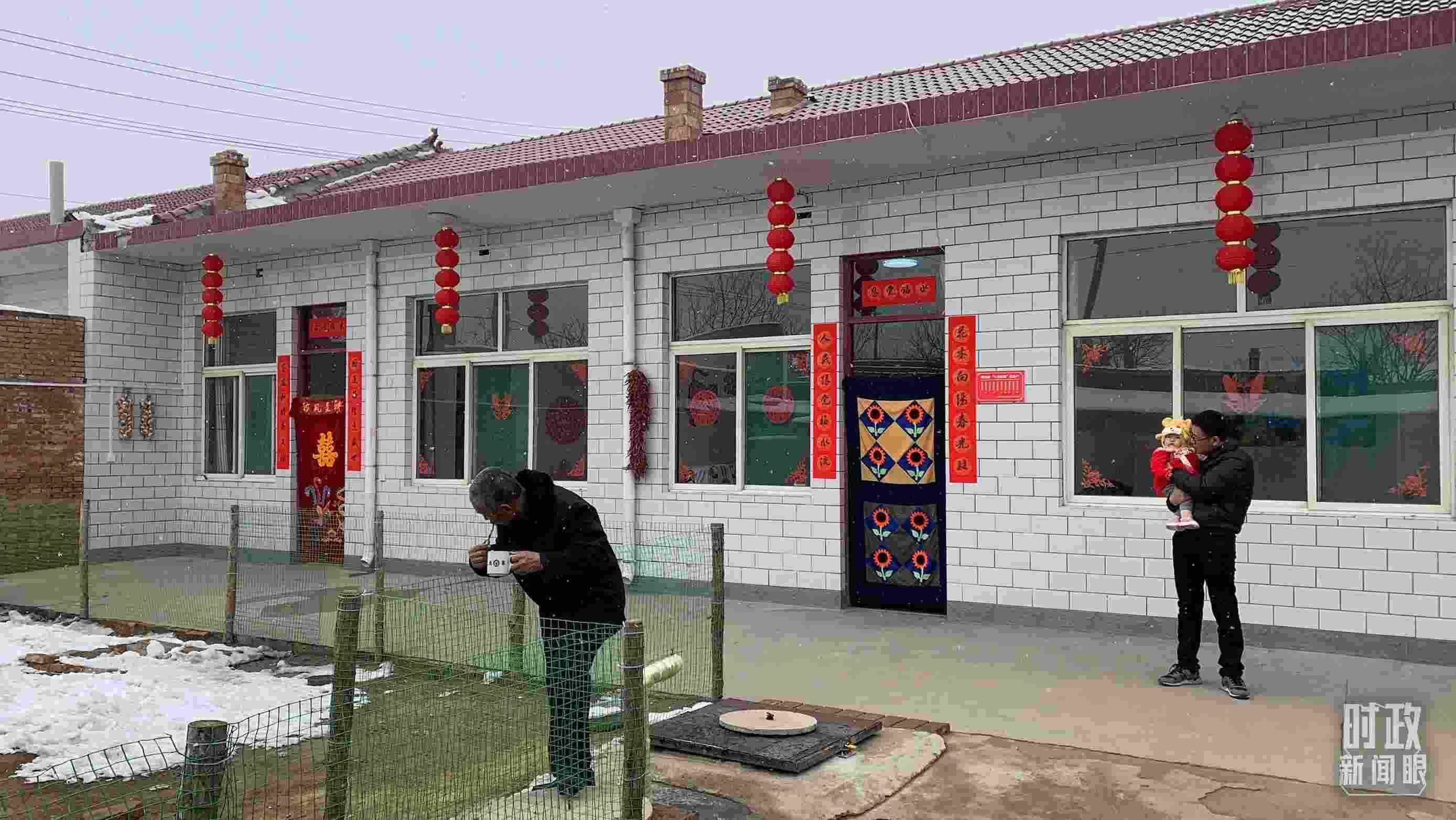 △ 當(dāng)年春節(jié)來臨之前，馮南垣村受災(zāi)村民全部搬進(jìn)了新家。（總臺(tái)央視記者段德文拍攝）