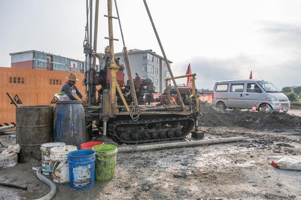 近日，在黑龍江省尚志市老街基鄉(xiāng)，施工人員正在作業(yè)。新華社記者 謝劍飛 攝