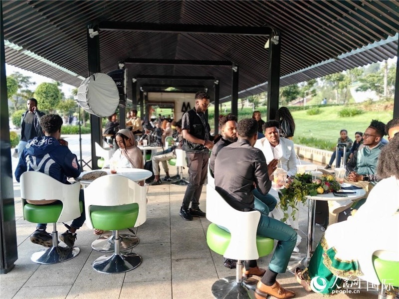 友誼廣場(chǎng)的果汁店一座難求。人民網(wǎng)記者 陳星星攝