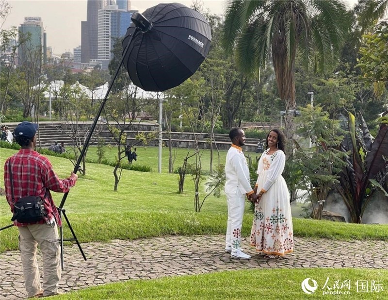 一對(duì)新人在友誼廣場(chǎng)拍照。人民網(wǎng)記者 趙艷紅攝