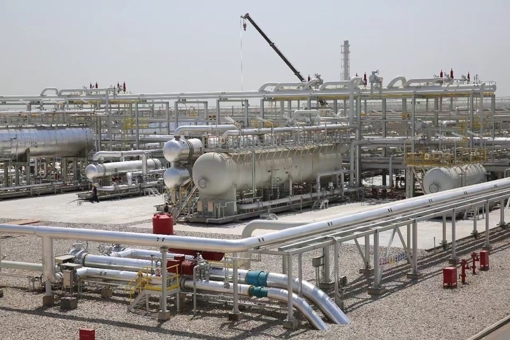 圖為位于伊拉克米桑省阿瑪拉市，由中國石油、道達爾、馬來西亞石油合資建設(shè)的哈法亞油田油氣處理站。中國石油哈法亞公司/供圖