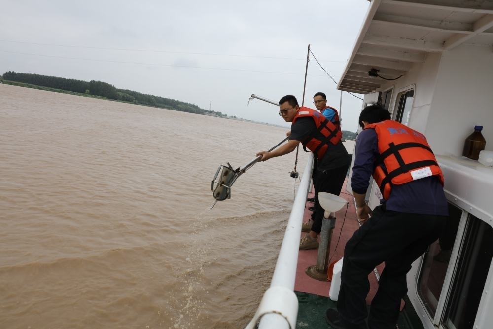 2023年6月29日，調(diào)水調(diào)沙期間，黃河下游利津水文站工作人員在進(jìn)行取沙作業(yè)。新華社記者 劉詩平 攝