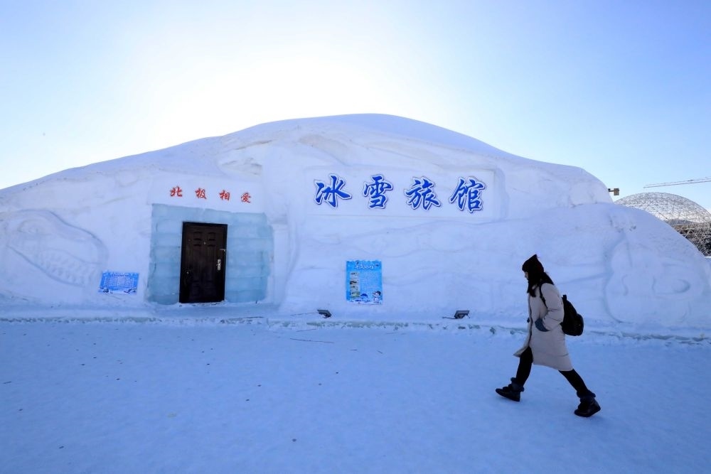 游客從北極村冰雪旅館的一個(gè)房間前走過（2018年1月31日攝）。
