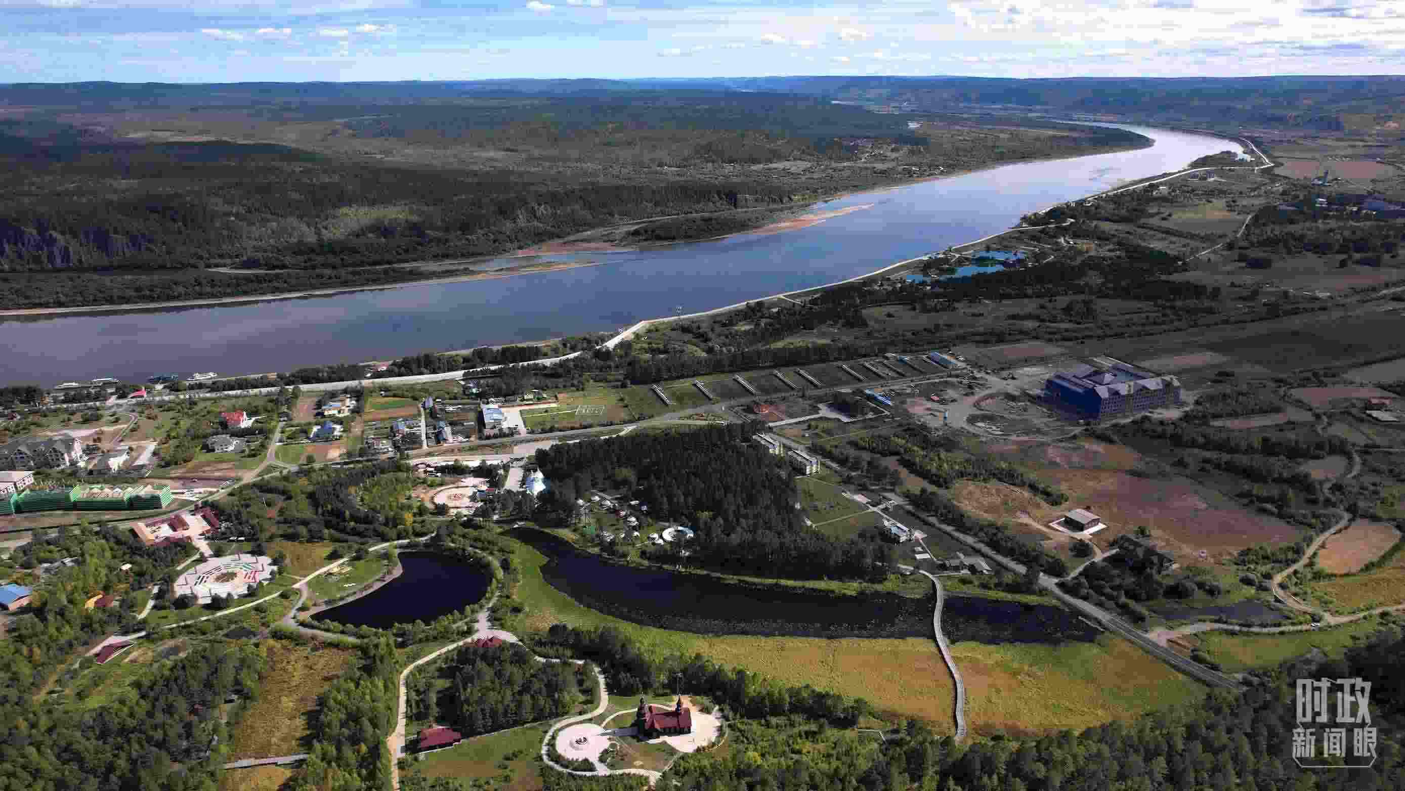 △北極村北邊是中俄界江黑龍江。（總臺(tái)國(guó)廣記者李晉拍攝）