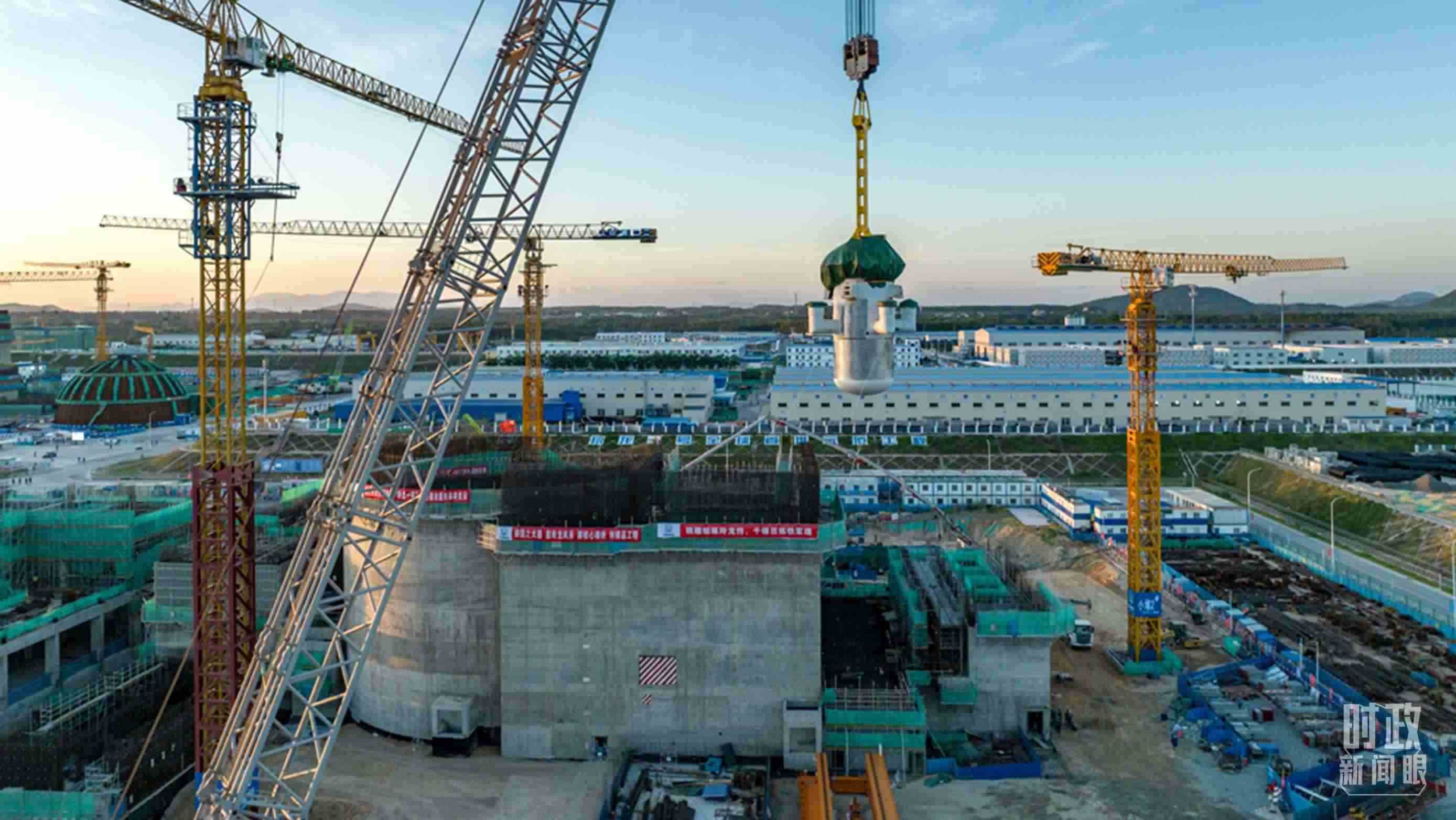 △8月10日，由中國(guó)第一重型機(jī)械股份公司承制的玲龍一號(hào)反應(yīng)堆核心模塊“玲龍之心”成功吊裝。（圖/國(guó)務(wù)院國(guó)資委網(wǎng)站）