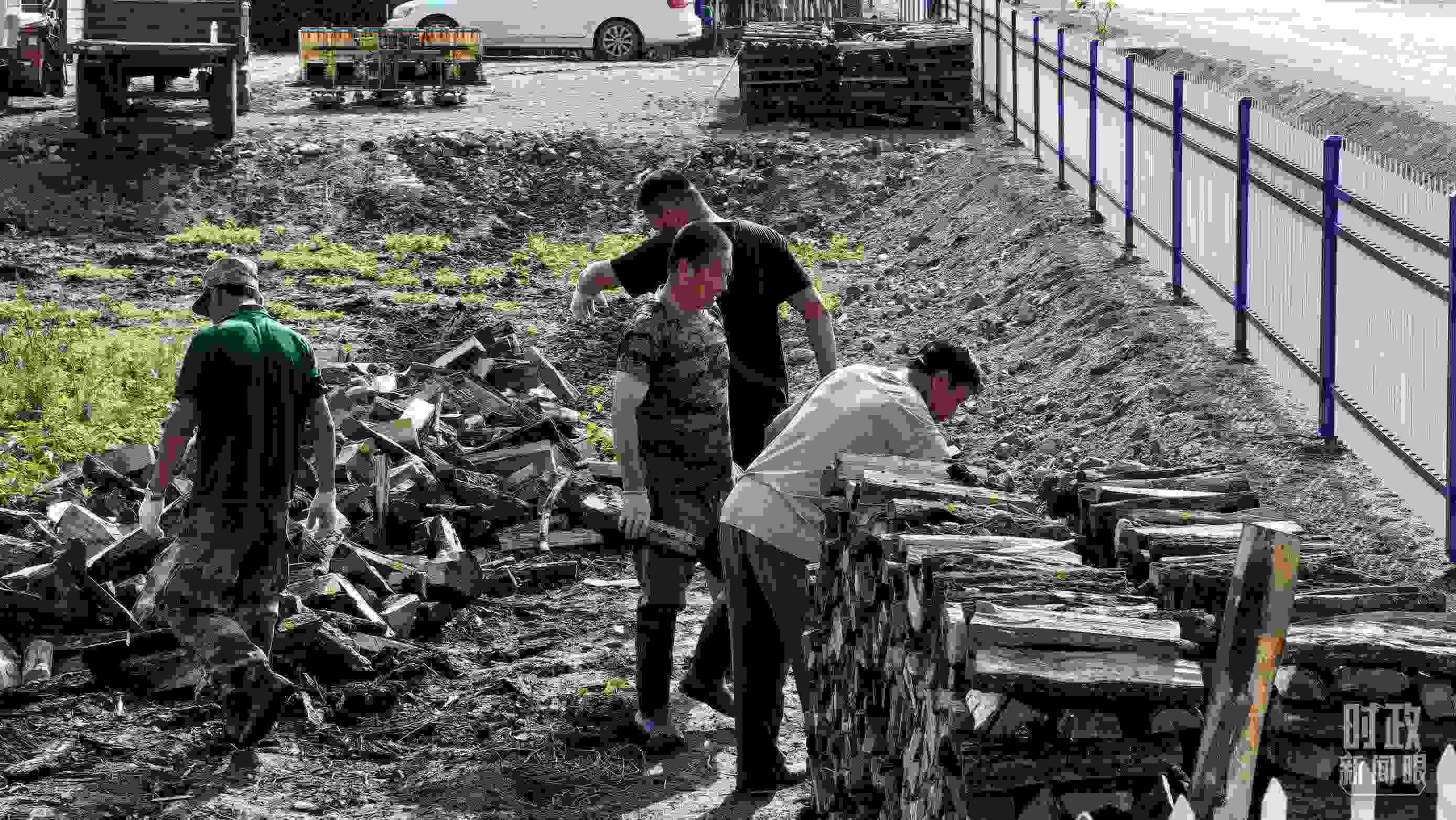 △村民正在整理家中被洪水沖垮的柴火垛。（總臺(tái)央廣記者潘毅拍攝）