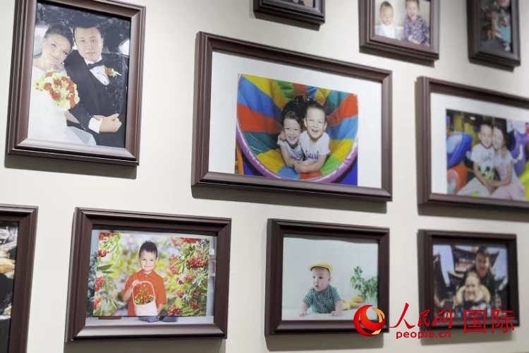照片墻記錄每個(gè)幸福的瞬間。 人民網(wǎng) 皇甫萬(wàn)里攝