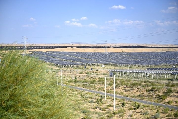 這是2023年8月24日拍攝的內(nèi)蒙古鄂爾多斯市達(dá)拉特光伏基地。新華社記者 賀書琛 攝