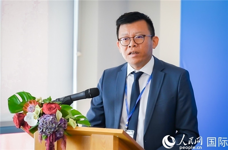圖為中遠海運(歐洲)公司副總裁李震宇致辭。人民網(wǎng) 郭錦標攝
