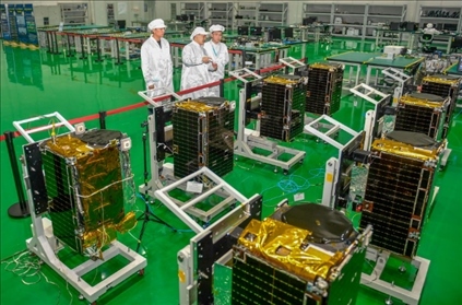 △2022年10月17日，位于吉林長(zhǎng)春的長(zhǎng)光衛(wèi)星技術(shù)股份有限公司科研人員在衛(wèi)星總裝測(cè)試大廳進(jìn)行相關(guān)測(cè)試工作。