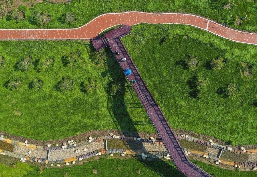 △游人在吉林長(zhǎng)春市九臺(tái)區(qū)清水村千畝苗木花卉休閑旅游觀光產(chǎn)業(yè)園區(qū)參觀游覽。