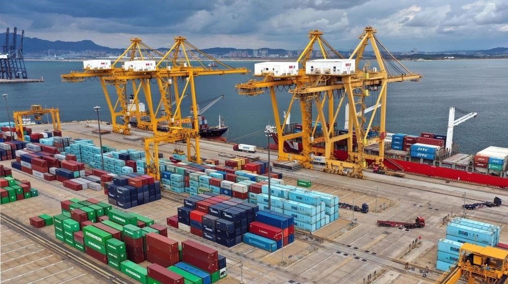 △在遼寧大連市遼寧港口集團(tuán)大連港集裝箱碼頭，貨輪在裝卸集裝箱。