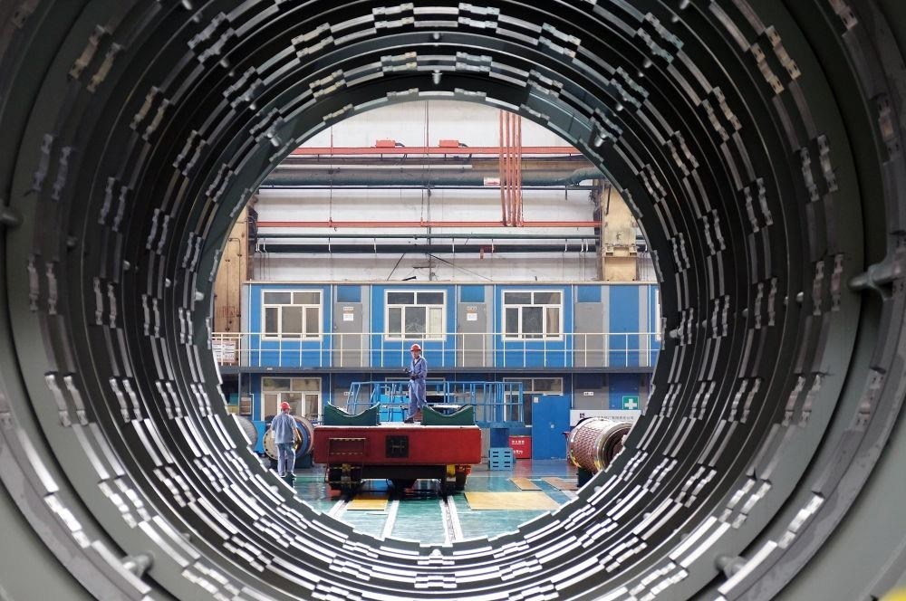 △2023年8月31日，工人在哈電集團(tuán)哈爾濱電機(jī)廠有限責(zé)任公司的水電分廠重型車間作業(yè)。