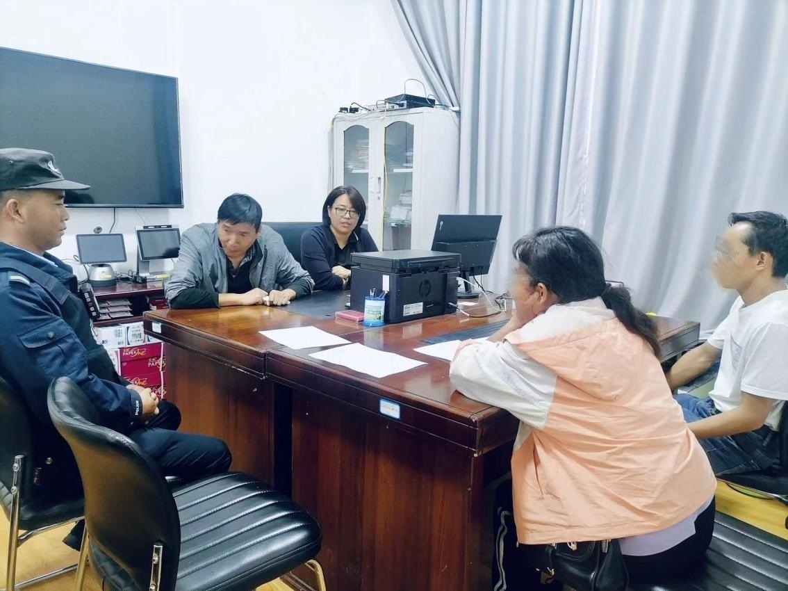 2023年8月4日，和立峰（左二）在調(diào)解一起家庭婚姻糾紛。受訪者供圖