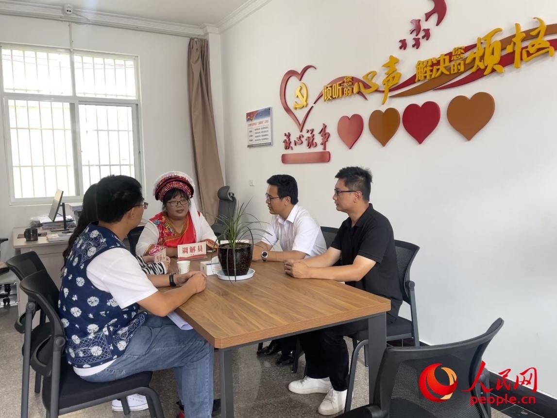 李雪娟（右三）和群眾交流。人民網(wǎng) 周靜圓攝