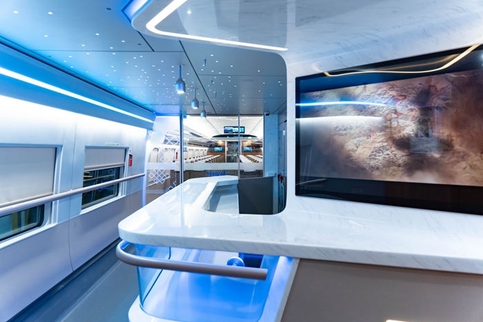 復(fù)興號(hào)亞運(yùn)智能動(dòng)車組列車車廂。上海鐵路局融媒體中心供圖